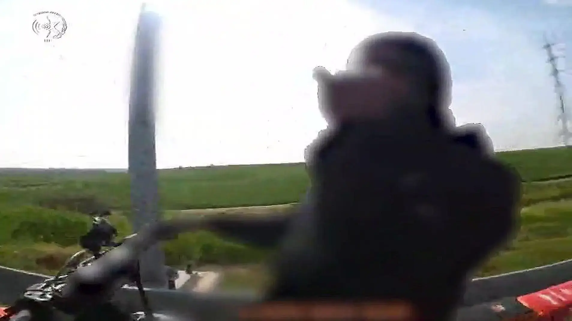 В маске, без шлема и под запретом на вождение: дорожный нарушитель с юга задержан на шоссе 6 (видео)