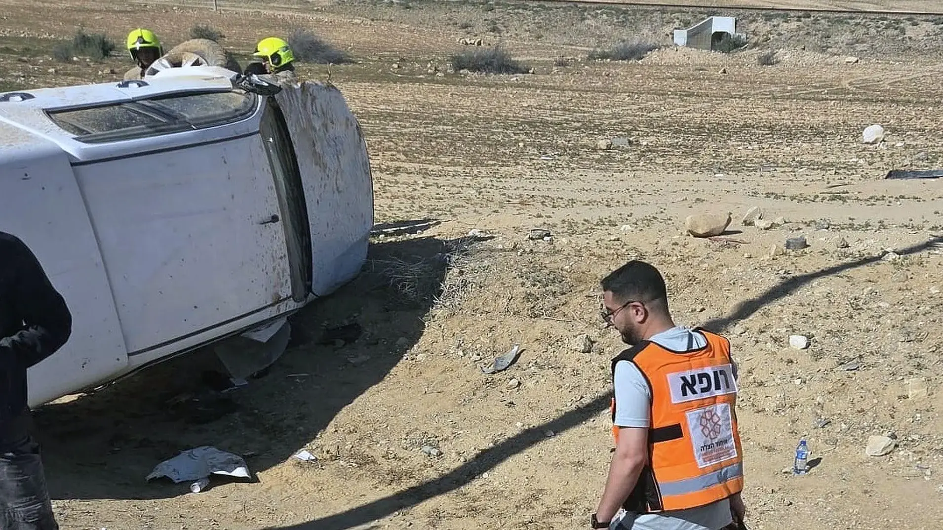 זירת תאונת דרכים בכביש 25 סמוך לצומת דימונה לאחר שרכב התהפך והנהג נפצע בינוני.
