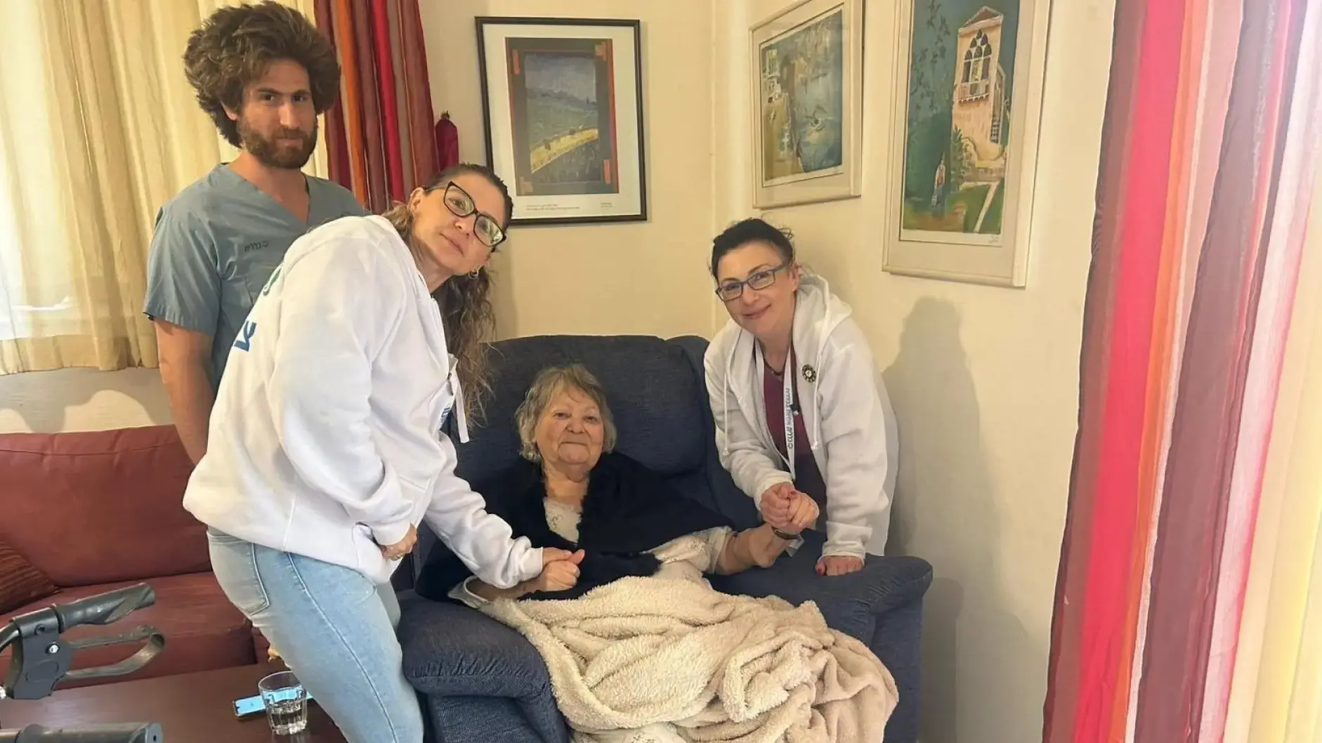 צוות רפואי של סורוקה מעניק טיפול במסגרת אשפוז בית למטופל בנגב