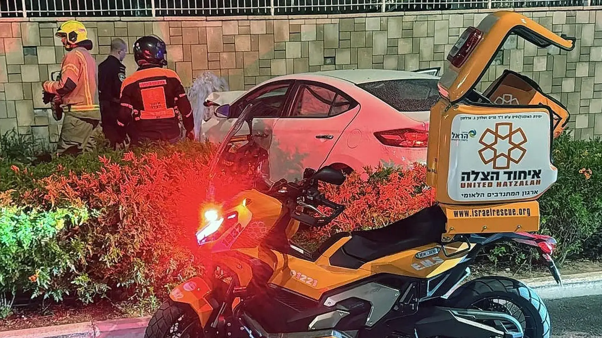 זירת תאונת דרכים בבאר שבע לאחר שרכב התנגש בקיר בשדרות יוהנה זבוטינסקי