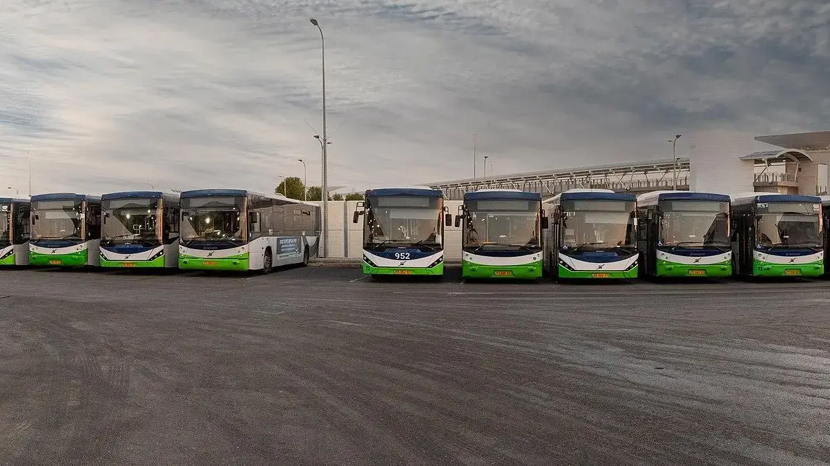 אוטובוס תחבורה ציבורית בישראל במהלך פעילות בזמן חירום כאשר הנהגים מוגדרים עובדים חיוניים.