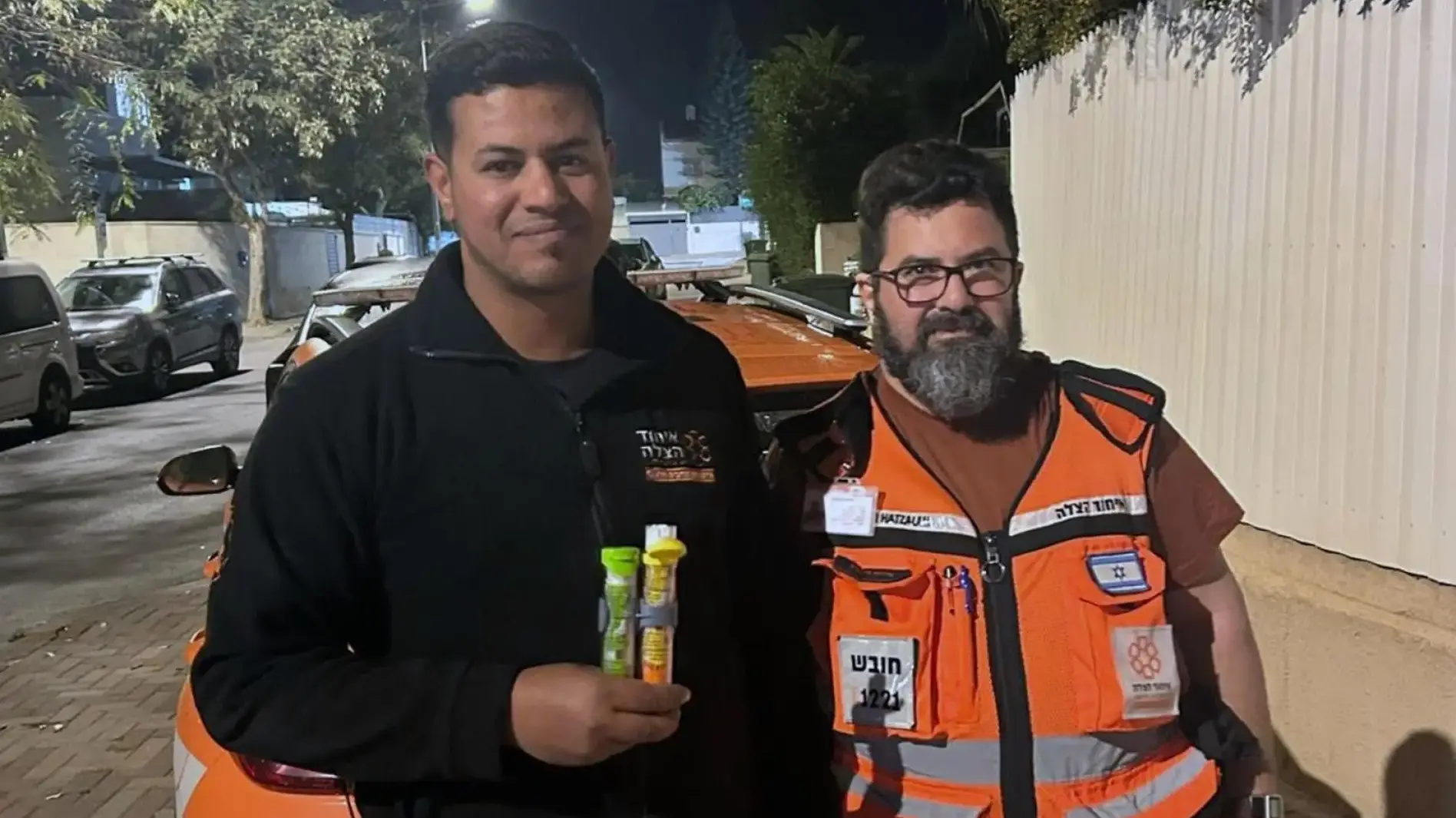 חובש מעניק טיפול חירום עם מזרק אפיפן לאישה בבית, אילוסטרציה לאירוע תגובה אלרגית חריפה