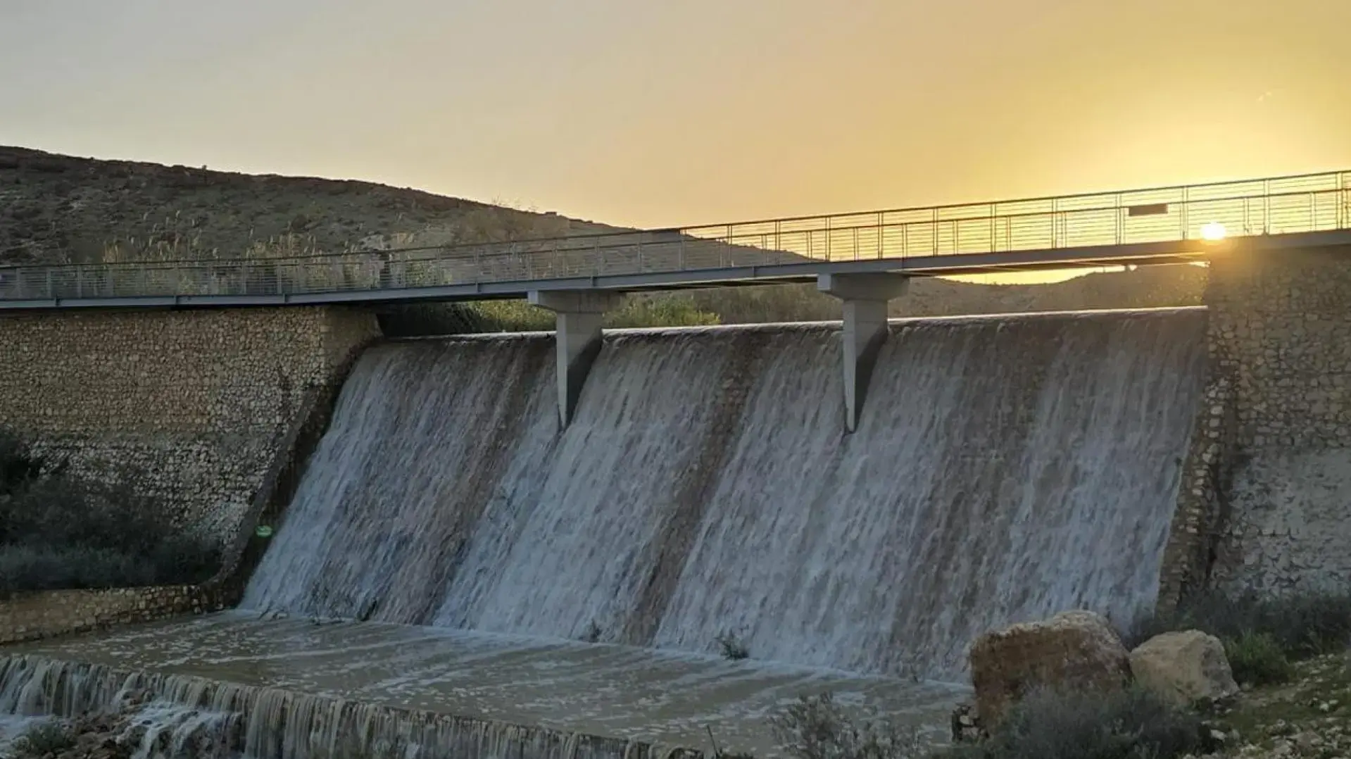 סכר אגם ירוחם גולש לאחר הגשמים, עם מים הזורמים מעל גלישני הסכר בלב הנגב