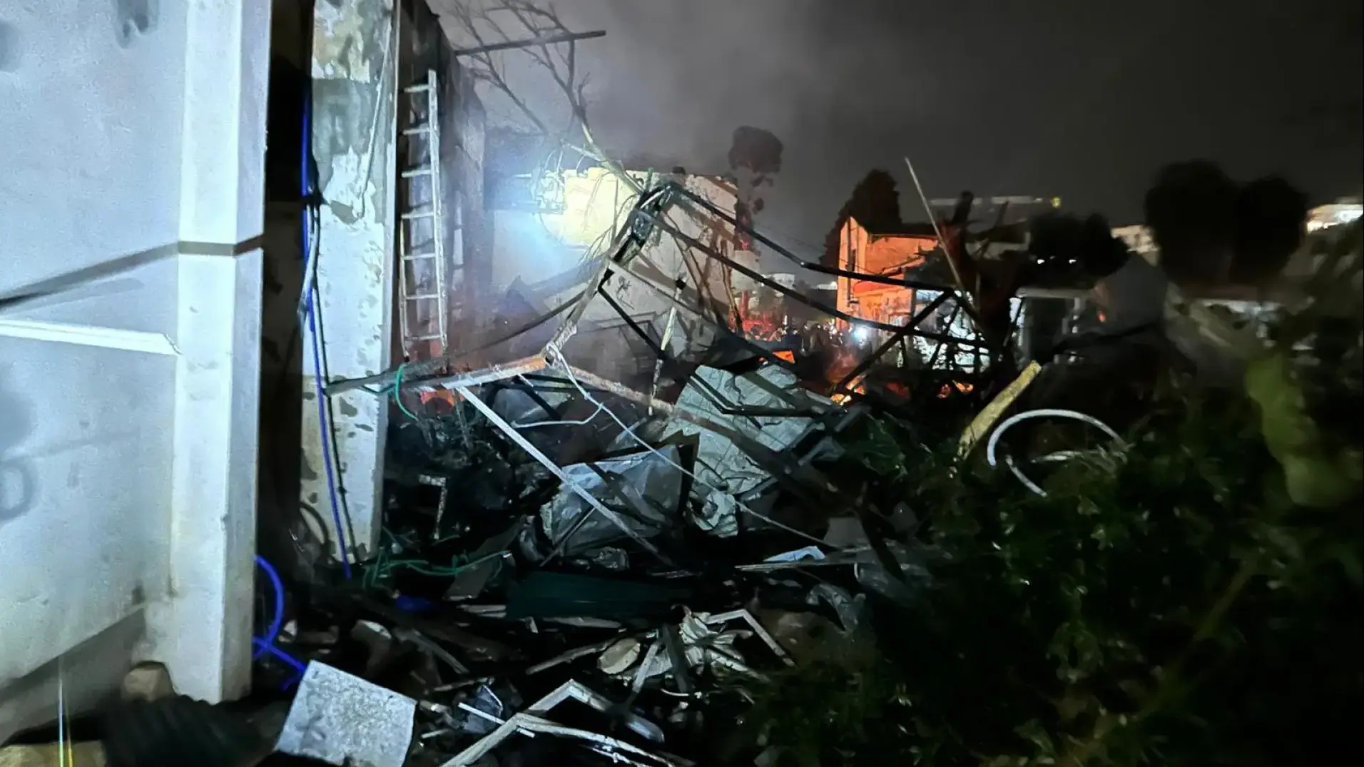 זירת פגיעה בדימונה לאחר ירי טילים מאיראן עם כוחות חילוץ ונזק למבנים