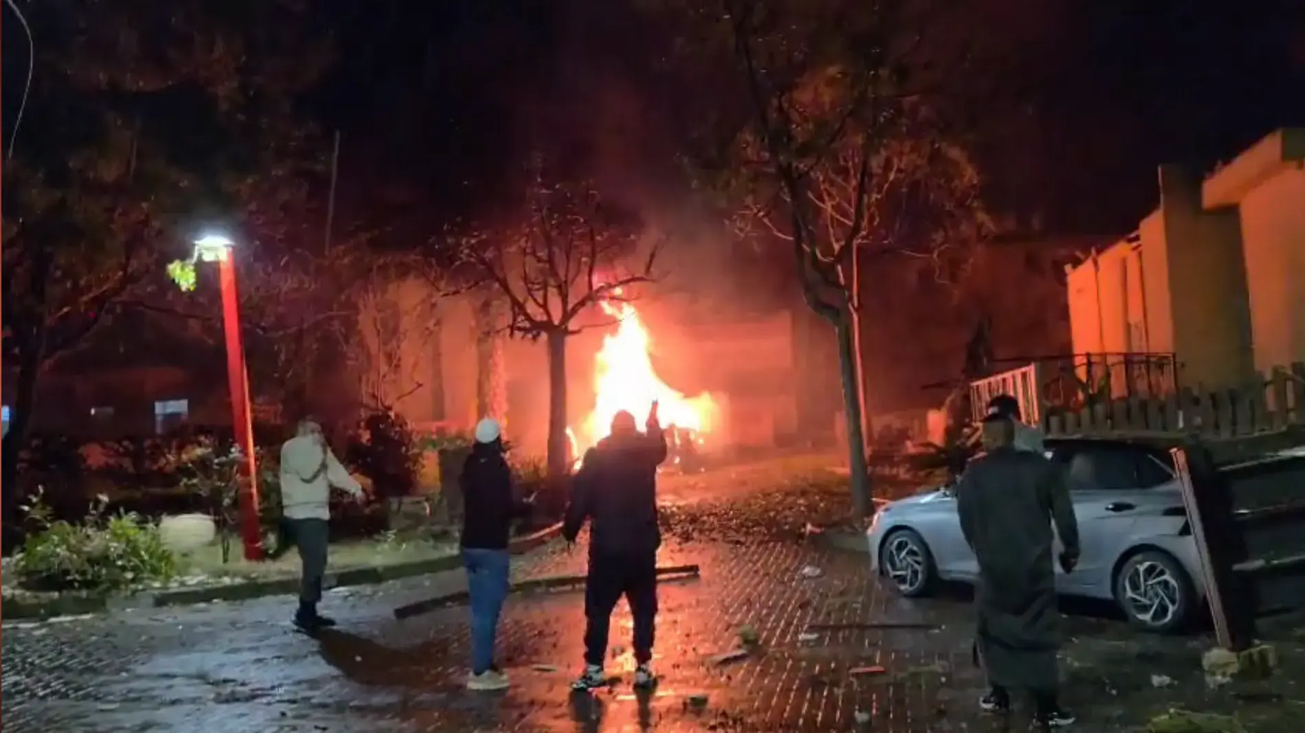 זירת פגיעת טיל בדימונה עם עשן, נזק למבנים ותושבים בהלם דקות לאחר האירוע