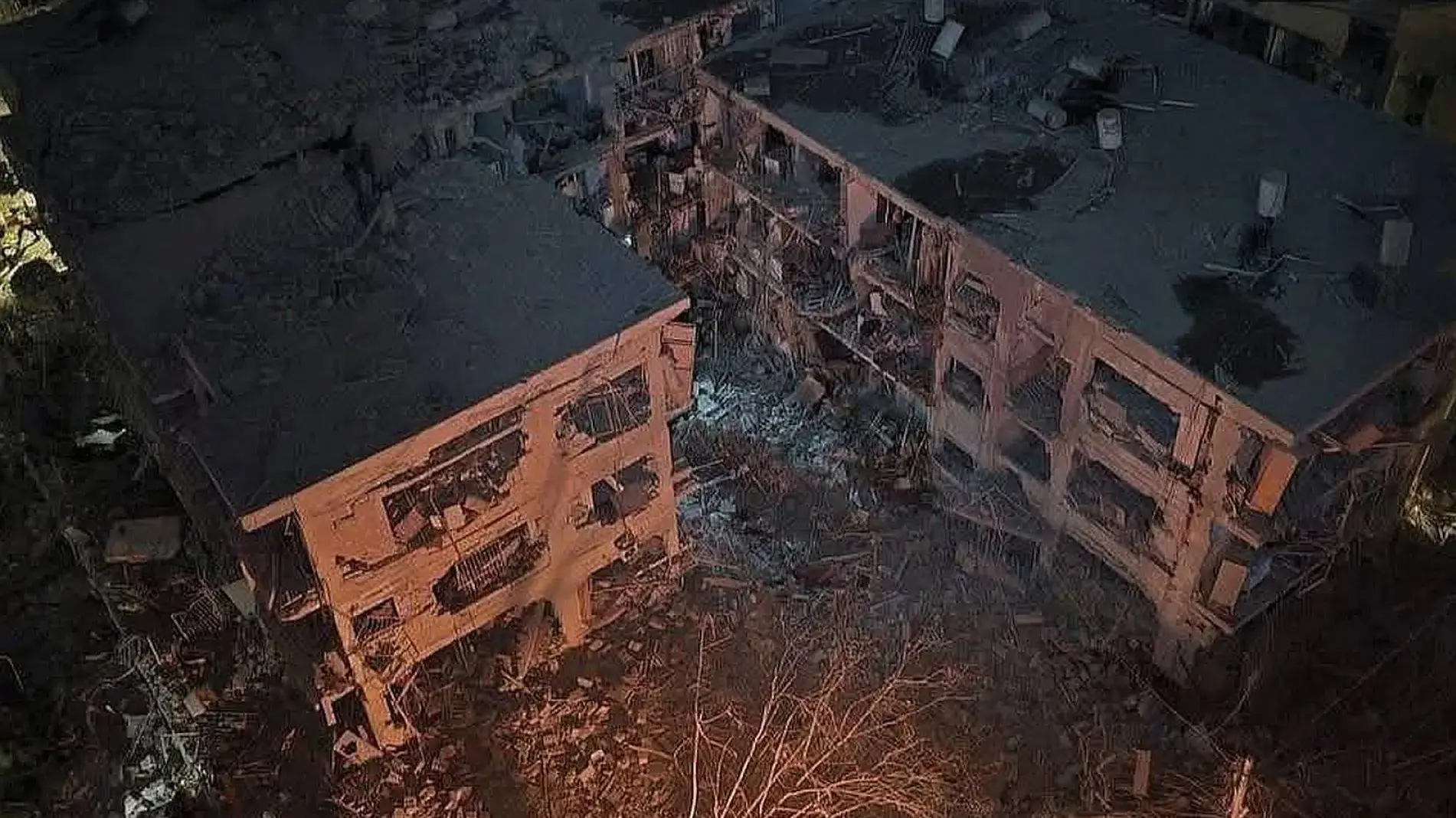 מרכז סיוע לתושבים בערד לאחר פגיעה בעיר עם כוחות עירייה ותושבים שנפגעו