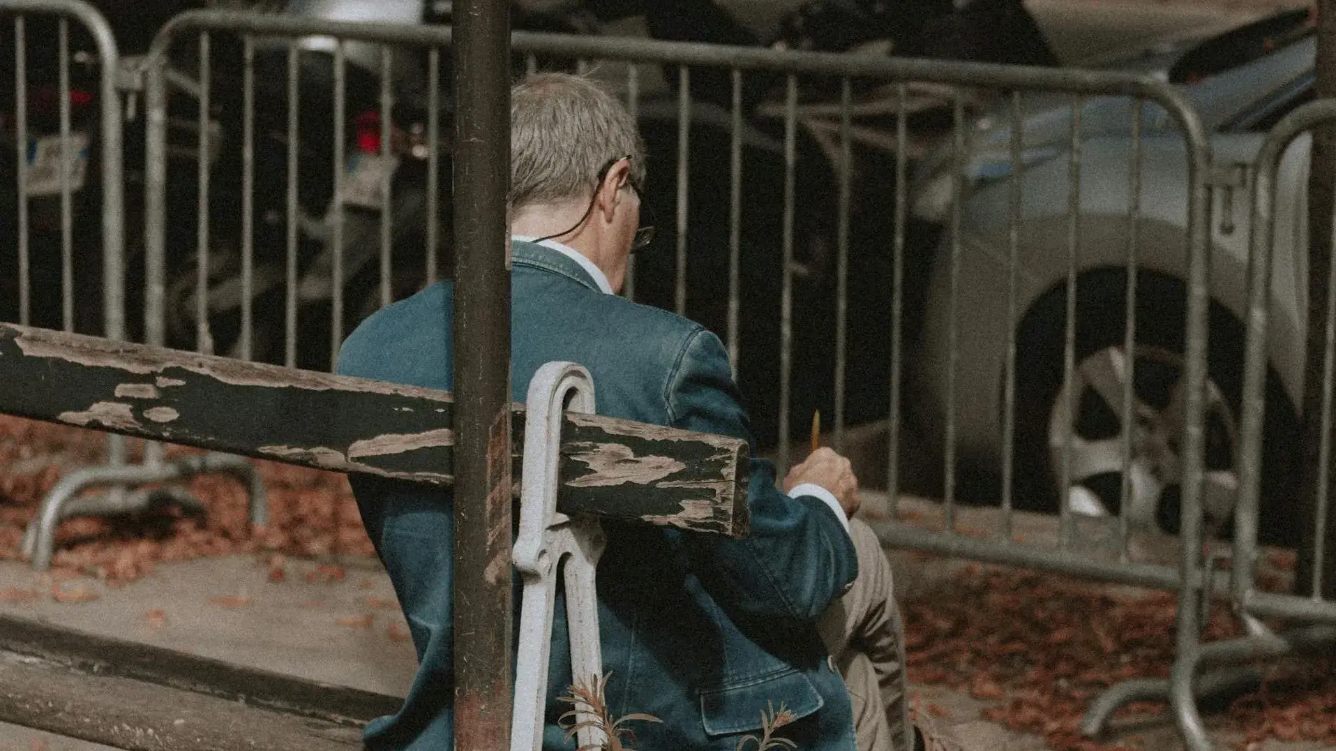 מסמכי פנסיה וקצבאות על שולחן, על רקע הסבר על ההבדל בין עדכון קצבת פנסיה בעמיתים לבין תשלומי ביטוח לאומי