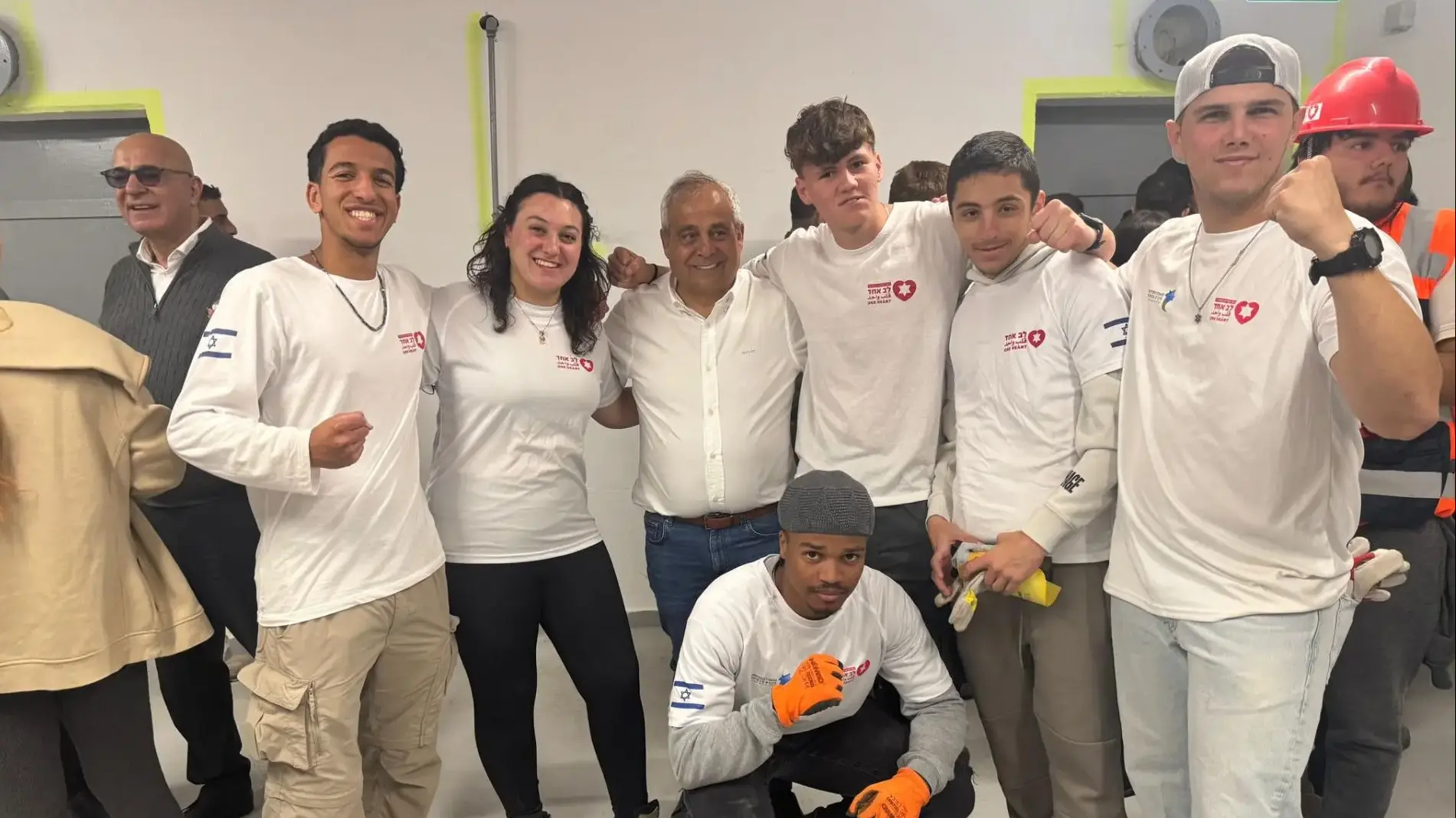 מקלט בדימונה בזמן אזעקה עם ראש העיר, הנהלת מפעל הפיס ומתנדבי נוער