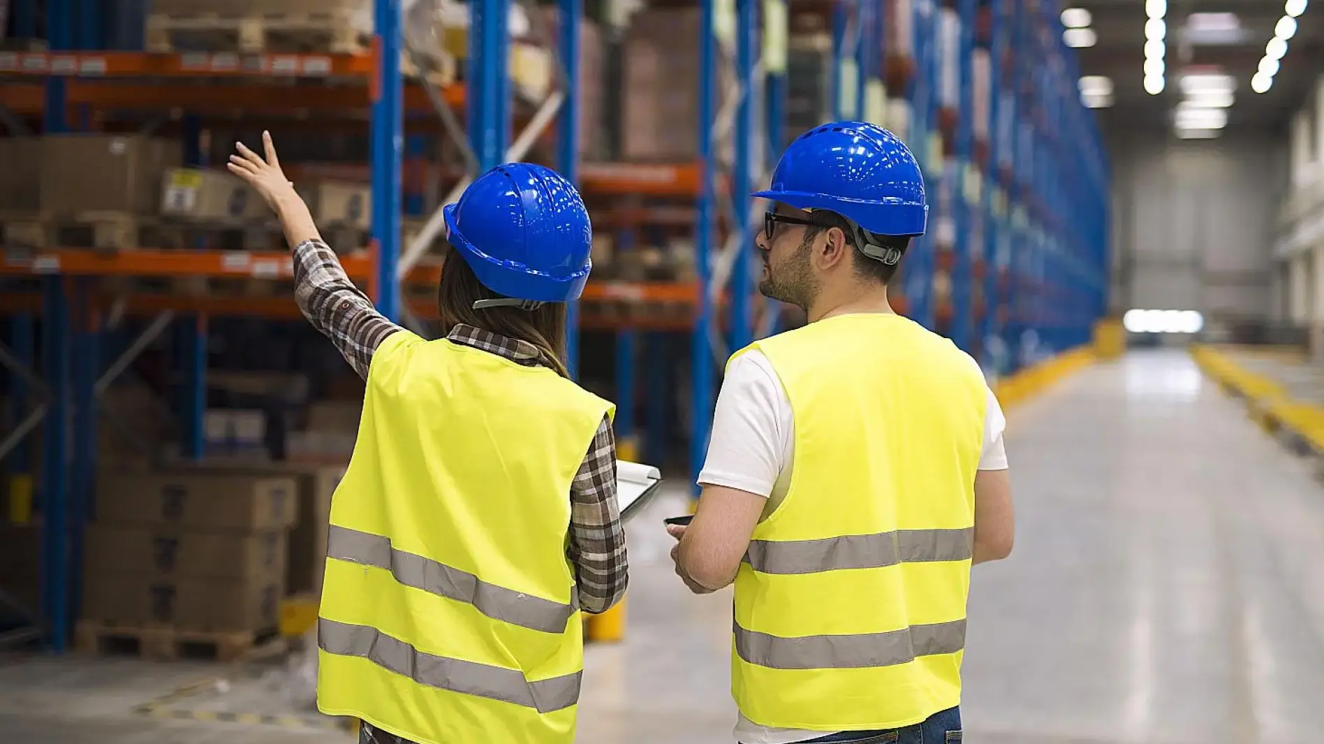 עובד יושב בבית עם תלושי שכר ומחשב, על רקע הכותרת על מתווה הסיוע לעובדים במלחמה