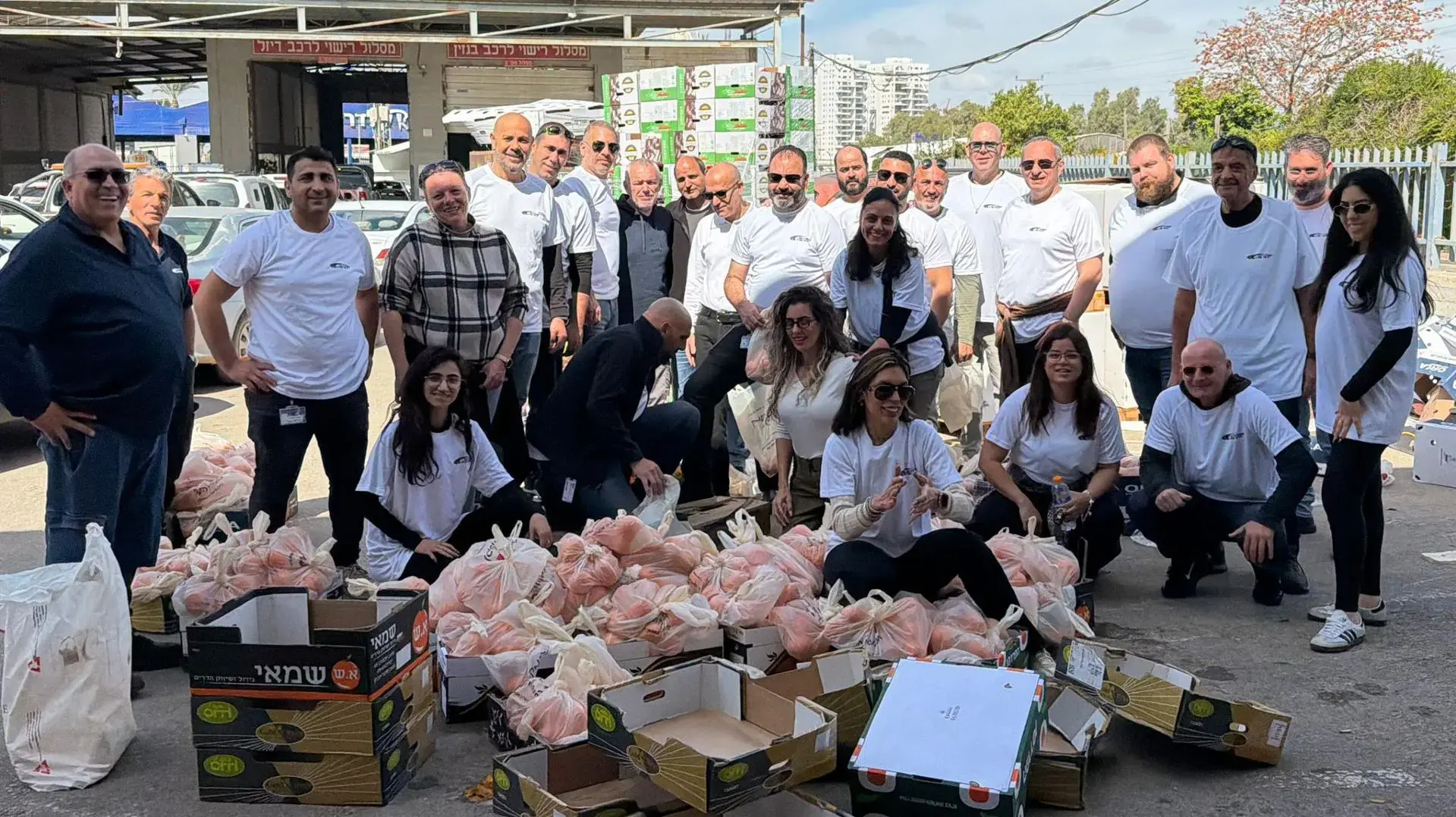 עובדי דן בדרום ודן באר שבע מחלקים סלי מזון לקראת פסח במסגרת קמחא דפסחא, בצל המלחמה והאזעקות