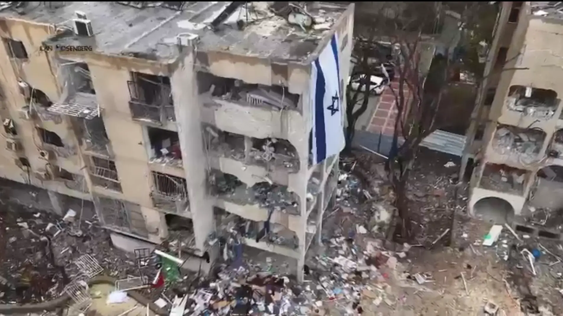 מבני מגורים שנפגעו קשות בערד לאחר פגיעת טיל, הרס ונזק רב באזור מגורים בעיר