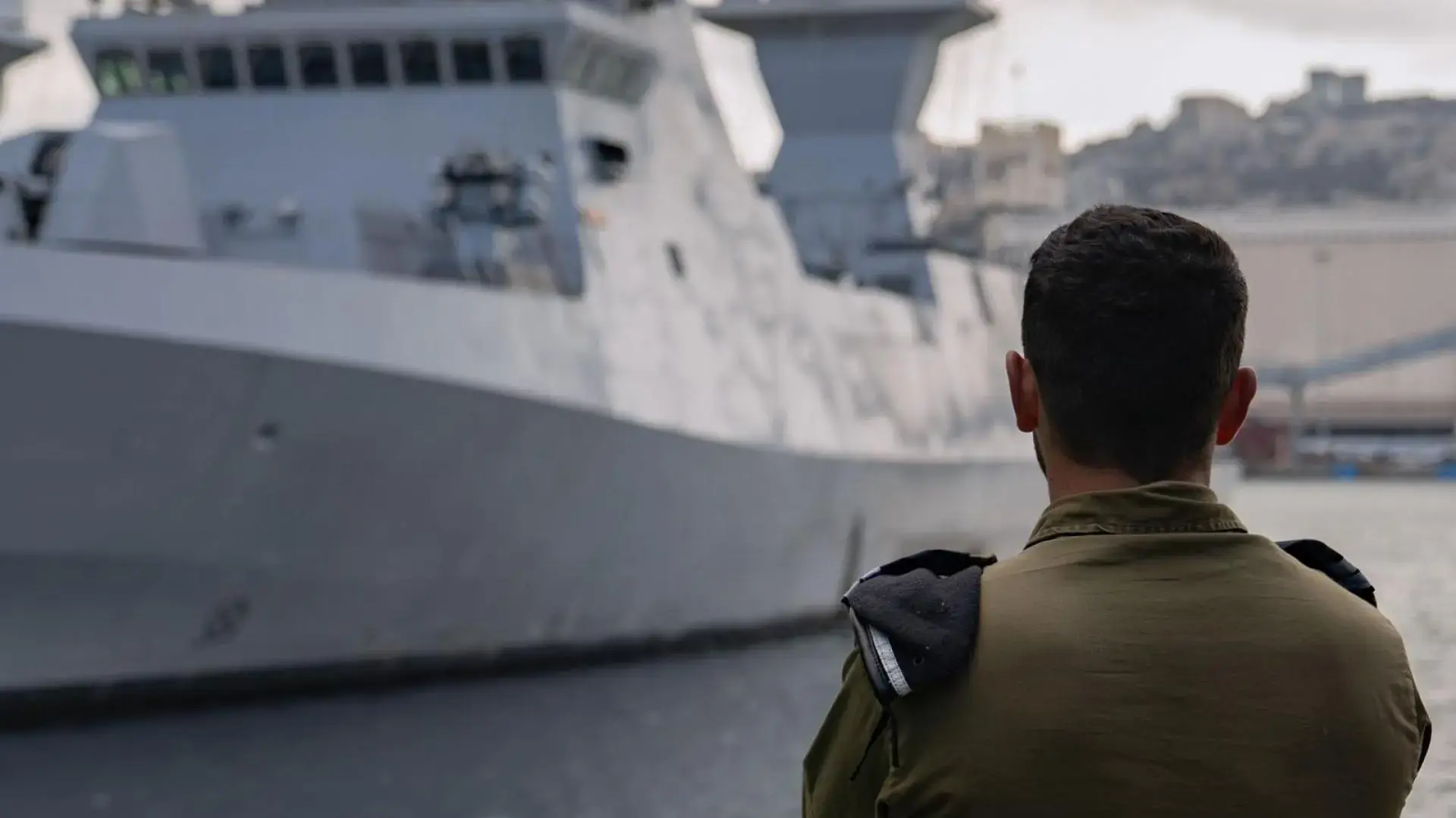 סגן צעיר בחיל הים מקבל סיכת חובל בטקס סיום קורס חובלים של צה'ל