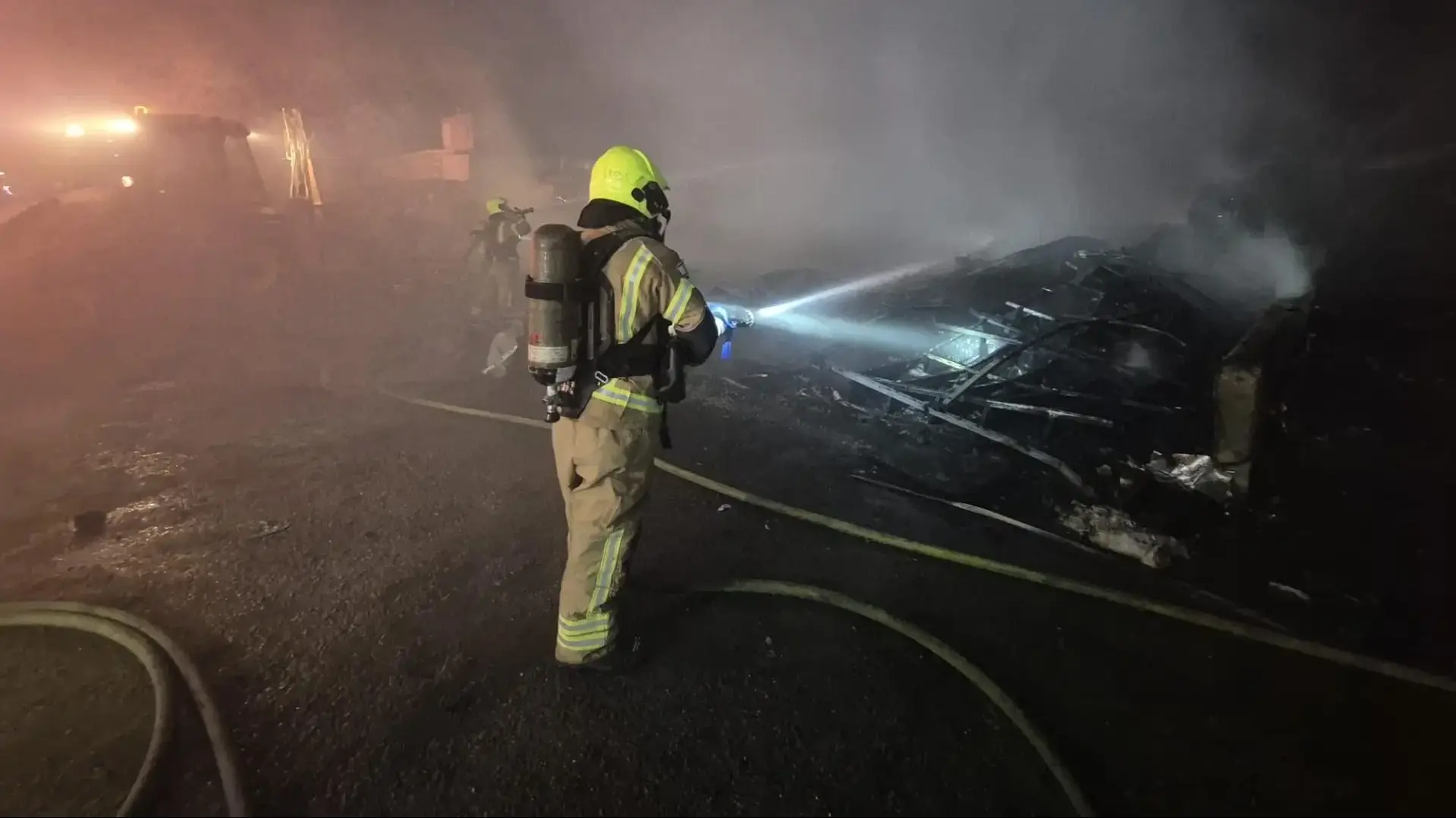 Торговый центр на юге сгорел ночью, причины выясняются (видео)