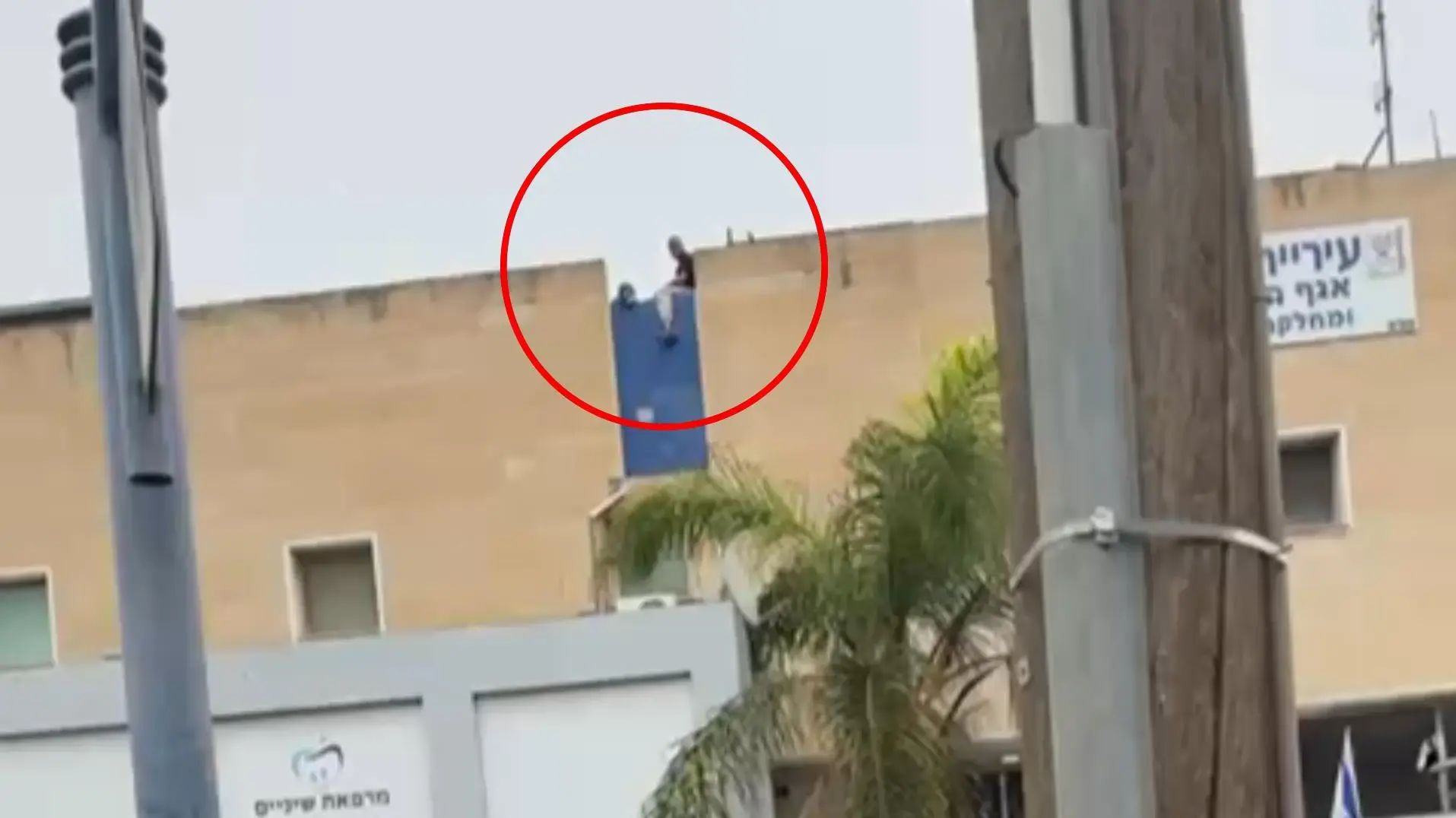 בניין בעיר העתיקה בבאר שבע עם כוחות הצלה לאחר אירוע דרמטי של אדם שאיים לקפוץ