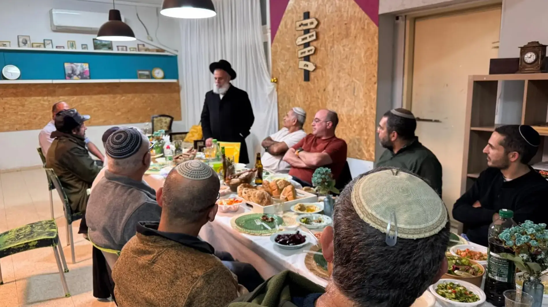 מתנדבי זק"א צוות שדרות בערב גיבוש והרמת כוסית לפסח לצד ציוד מקצועי חדש