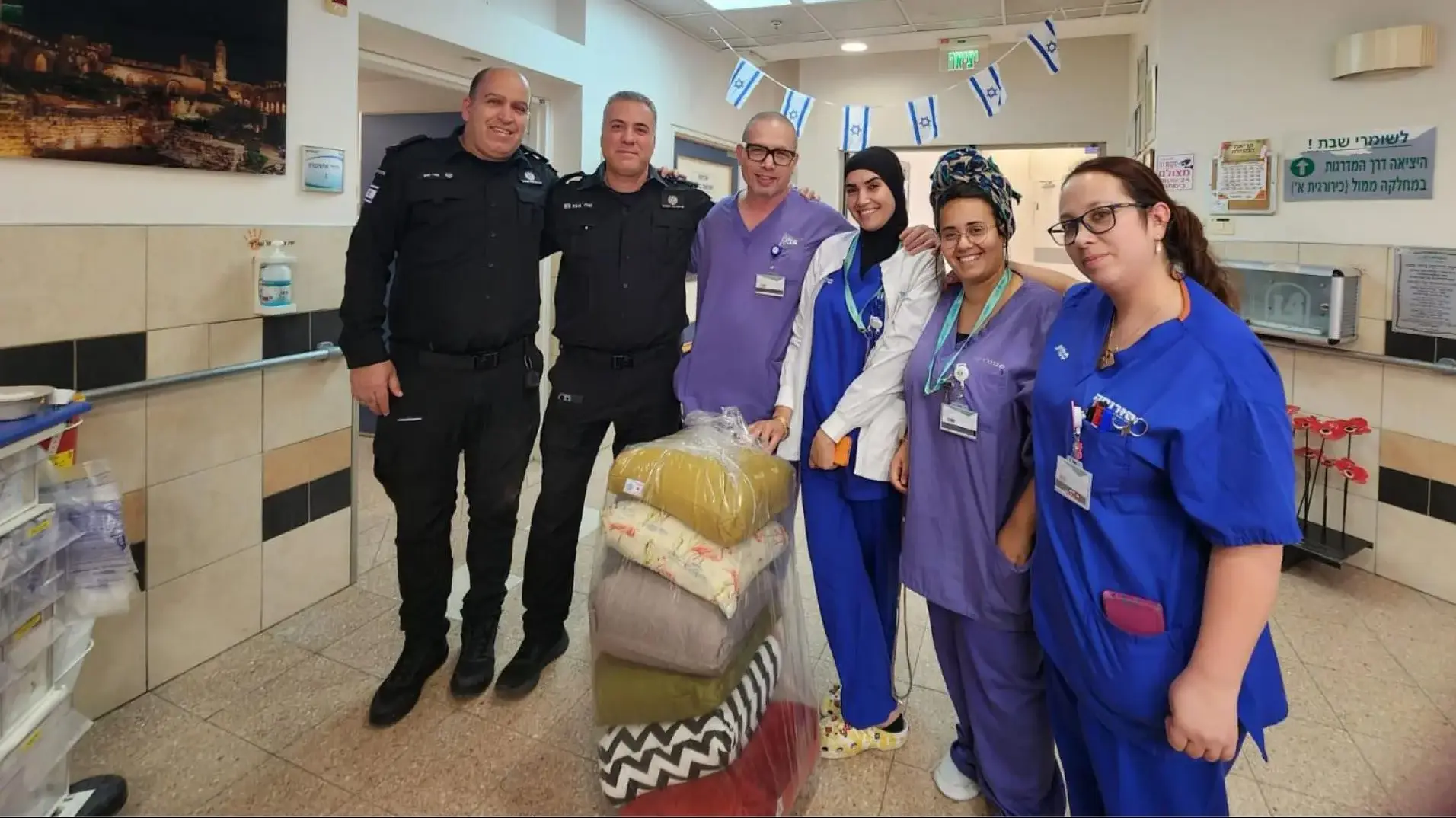 כריות נוי צבעוניות שנתפרו על ידי אסירים והונחו במחלקות בית החולים סורוקה