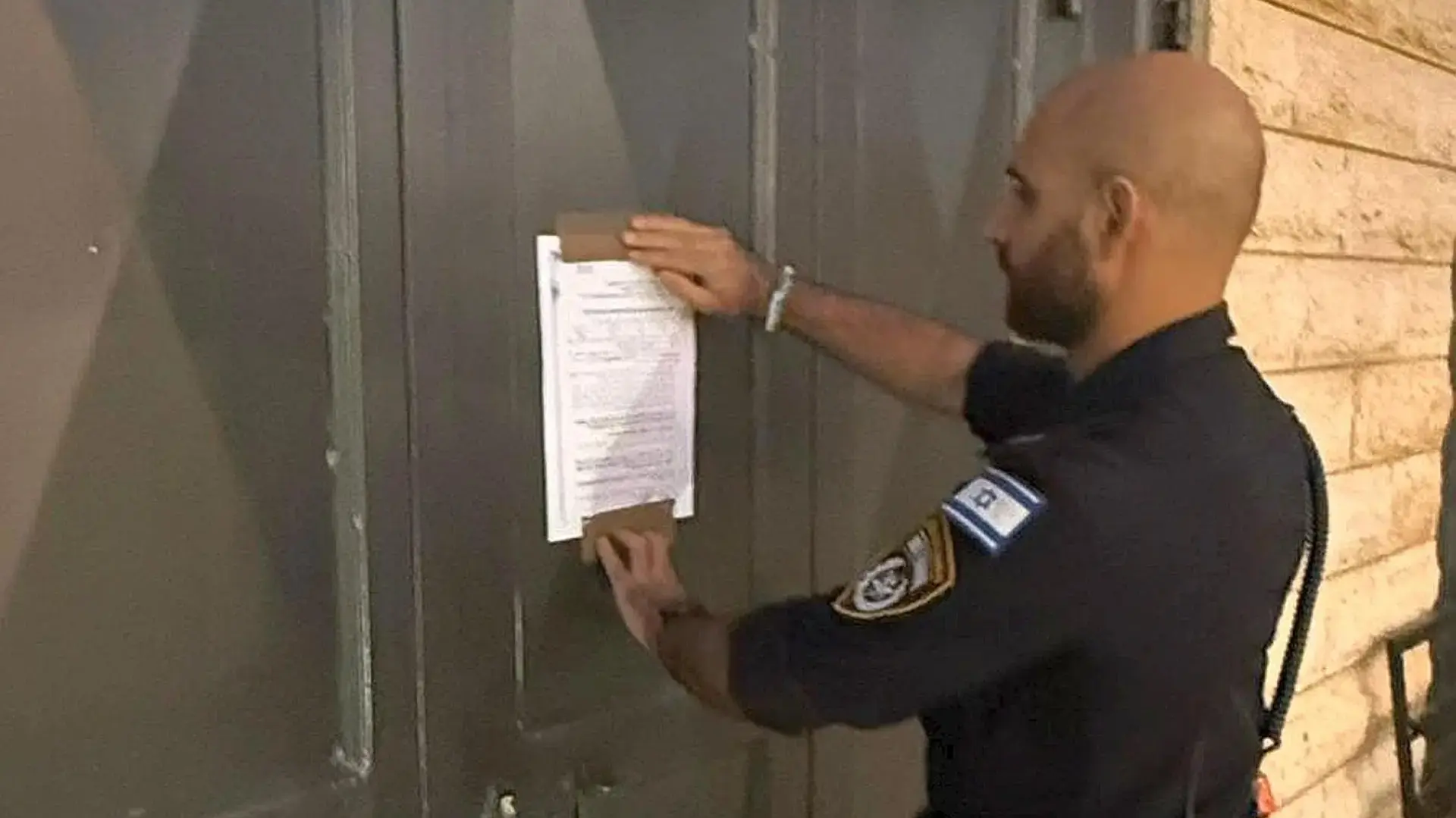 שוטרי משטרת ישראל סוגרים בית עסק ברהט במסגרת פעילות נגד אלימות