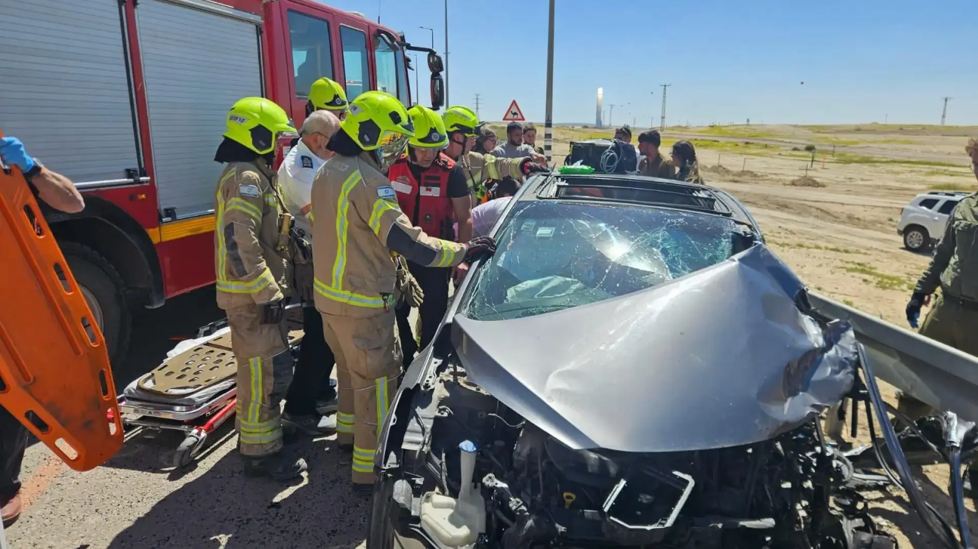 לכוד חולץ במצב קשה לאחר התנגשות עם משאית בצומת טללים