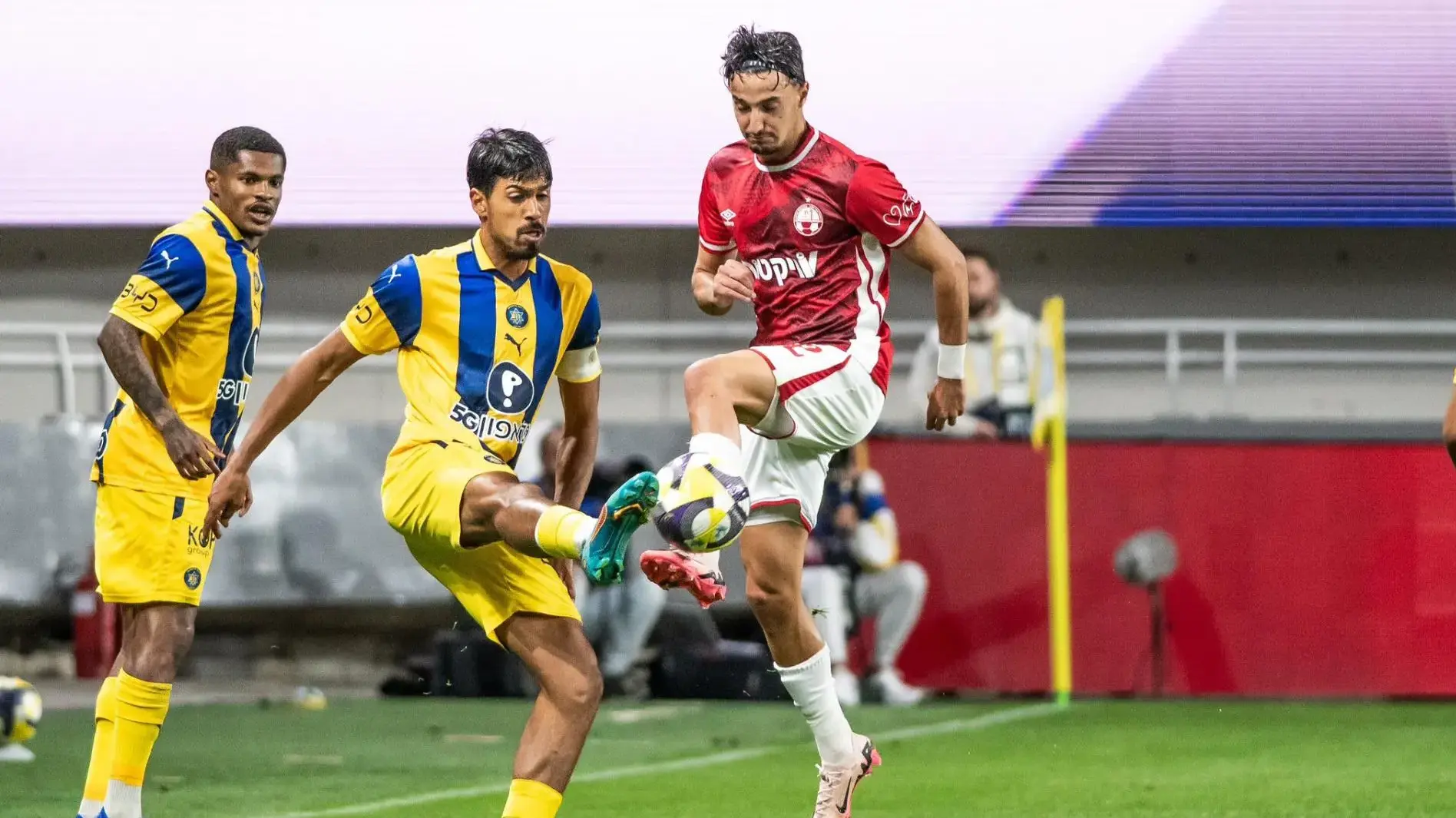 שחקני הפועל באר שבע חוגגים את השער השלישי של קינגס קאנגווה בבלומפילד