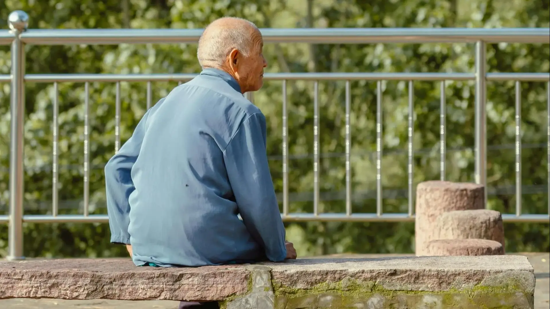 Резкий рост числа пожилых граждан, обращающихся за помощью: «День Катастрофы усиливает чувство одиночества»