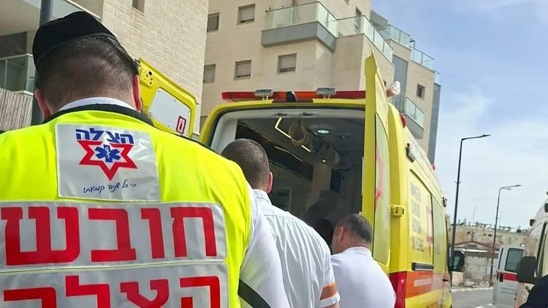צוותי רפואה מבצעים החייאה בגבר מבוגר לאחר שנחנק במהלך אכילה בבאר שבע