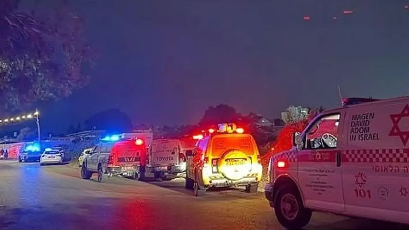 זירת ירי בנתיבות בשעות הבוקר המוקדמות עם כוחות מד"א ומשטרה מטפלים בפצועים ברחוב הגפן