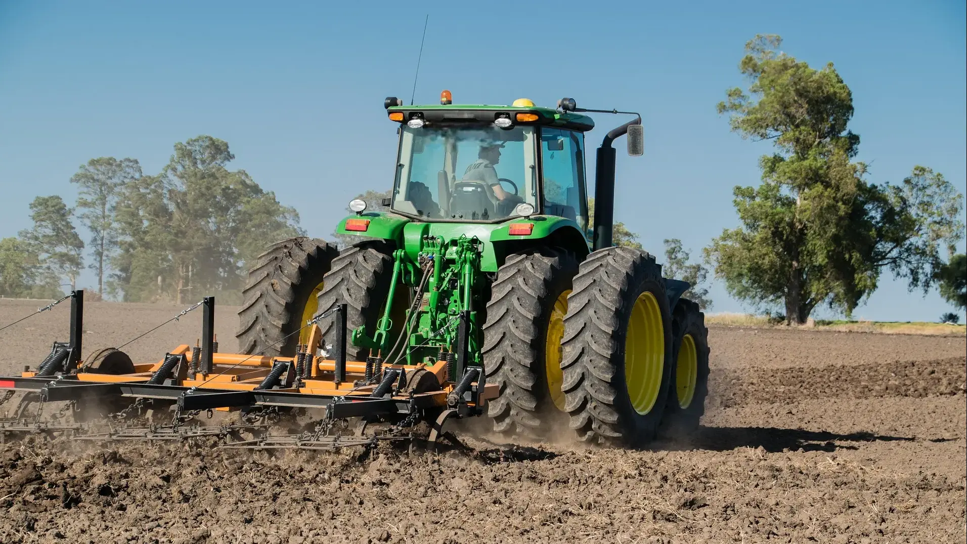 טרקטור בשטח חקלאי עם סימני פגיעה - המחשה לאירוע ירי ותקיפה בדרום