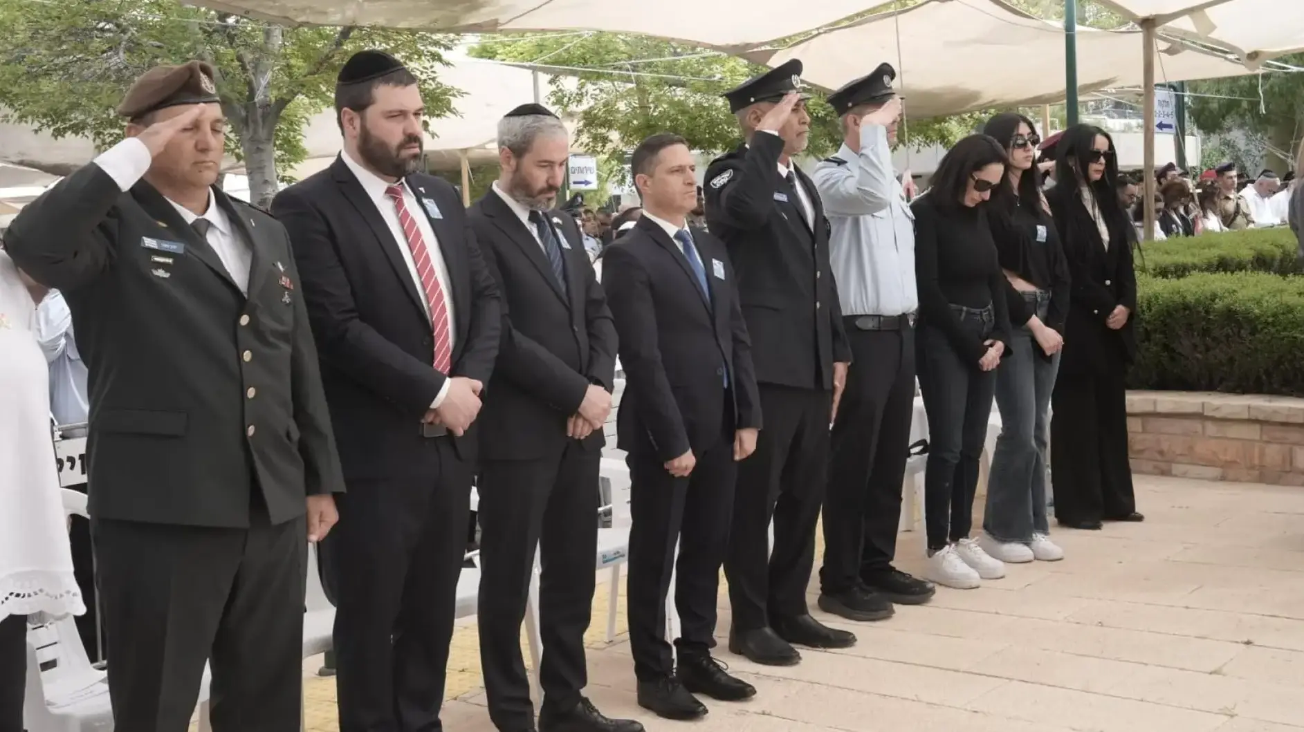 מפקד המחוז הדרומי ניצב חיים בובליל בטקס יום הזיכרון בבית העלמין הצבאי בבאר שבע, מניח זר לזכר חללי המשטרה
