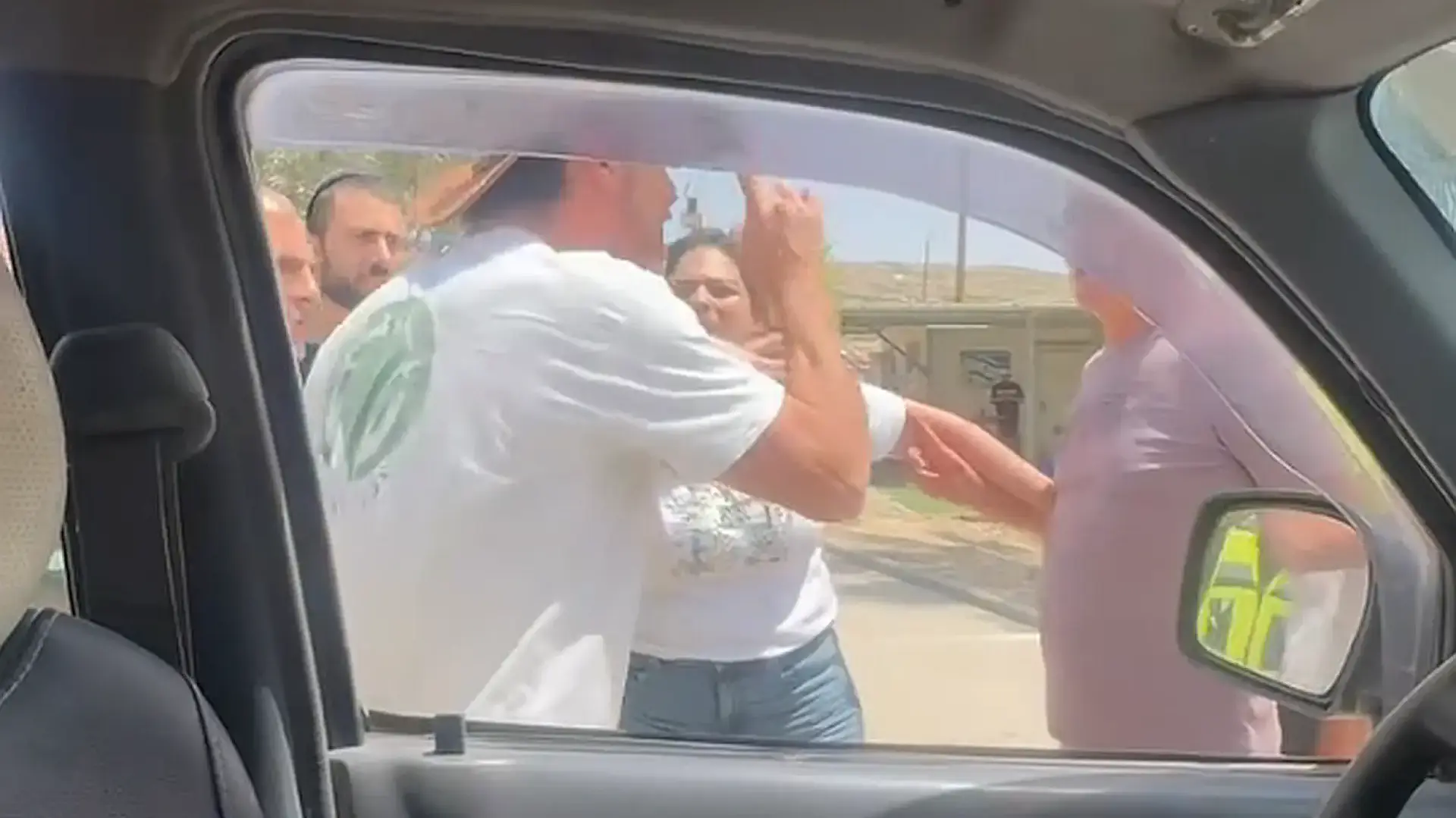 פעילים למען בעלי חיים התעמתו עם אנשי דודאים וטענו: 'חסידות גוססות' (וידאו)
