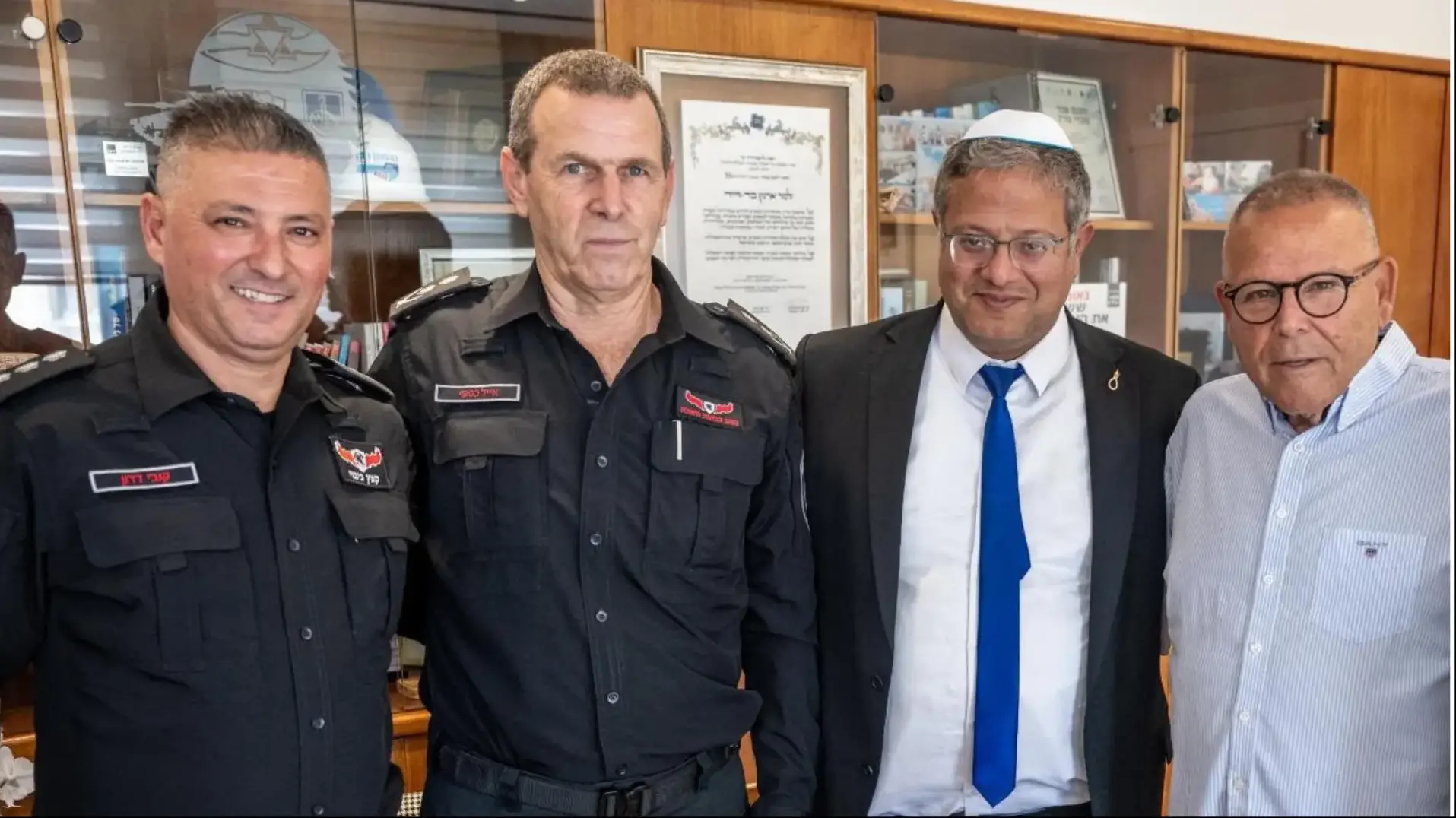 חתימת ההסכם הקיבוצי החדש לעובדי כבאות והצלה במעמד איתמר בן גביר, אייל כספי וארנון בר דוד