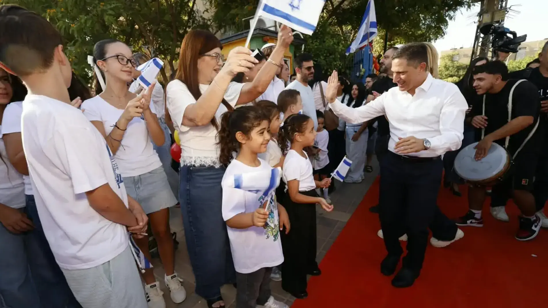 תלמידי בית הספר ''מולדת'' בבאר שבע חוזרים למבנה ששוקם לאחר הפגיעה הישירה