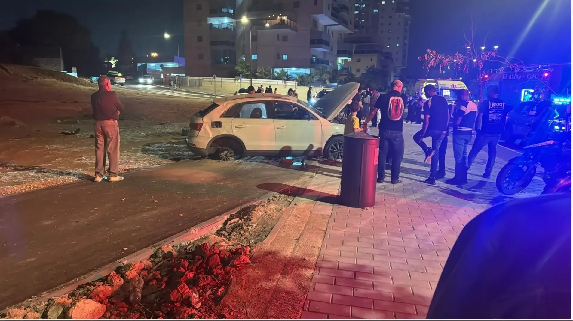 תאונה חריגה סמוך לפארק הסופרים בבאר שבע: נהג התנגש בכיכר, רכבו התהפך 