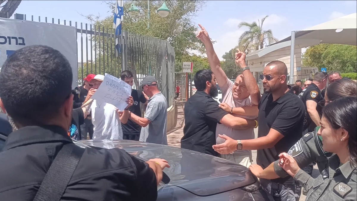 השר בן גביר: ''יאיר גולן בוגד. אני לא מבין איך הוא עוד לא עצור'' - מהומות וצעקות בכנס שדרות לחברה