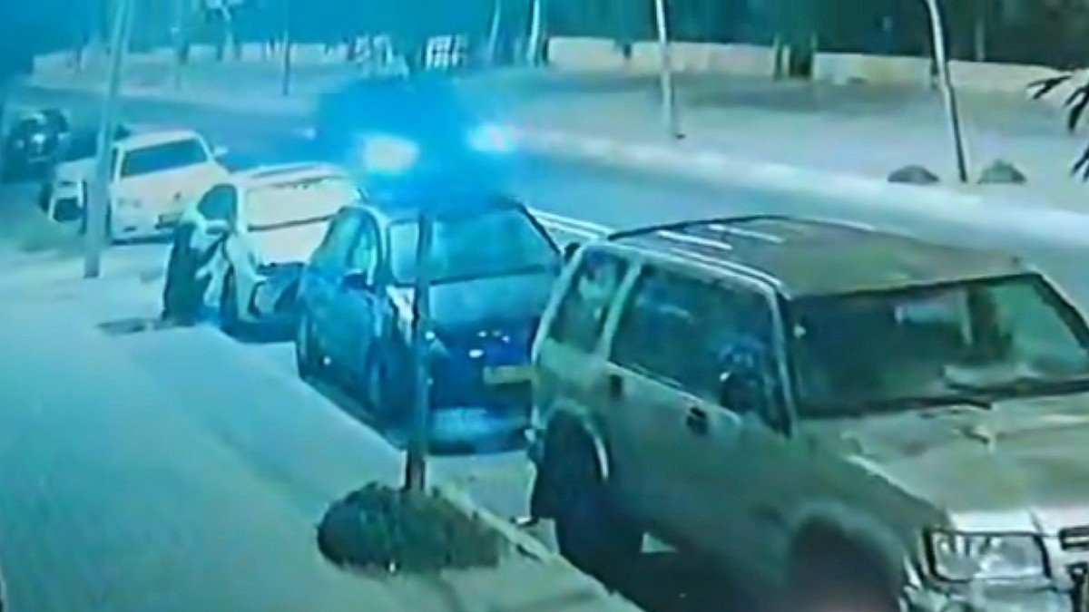 Шокирующая кража в Беэр-Шеве: ждал, пока патруль уедет и за минуту угнал машину