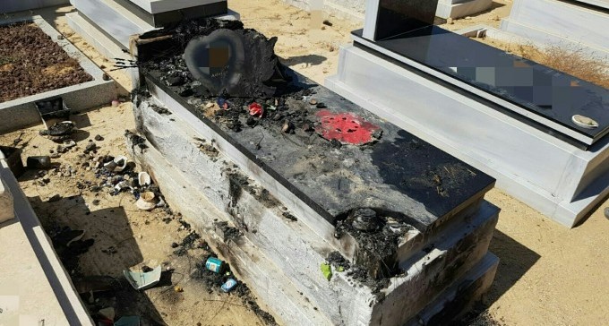 מזעזע: נעצר כשהוא חצי ערום, חשוד ששרף והשחית את קבר אימו