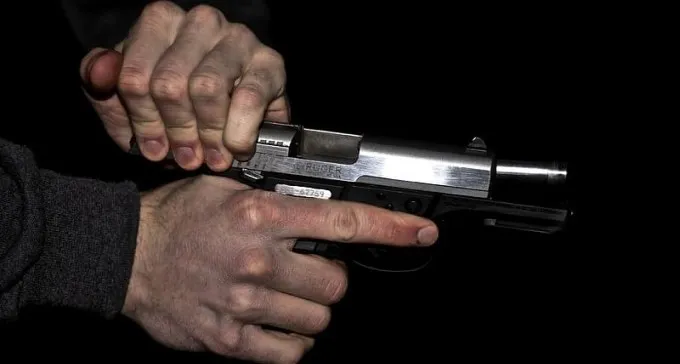 פוטר מעבודתו בדימונה, חטף את המנכ''ל והצמיד לו אקדח לצוואר