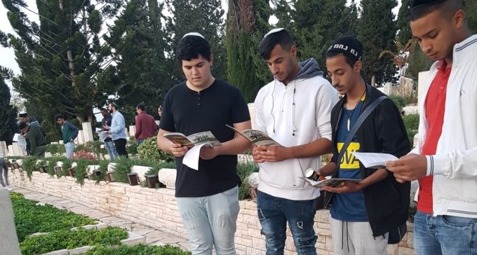 תלמידי הישיבה התיכונית אימצו קברי צה''ל יתומים