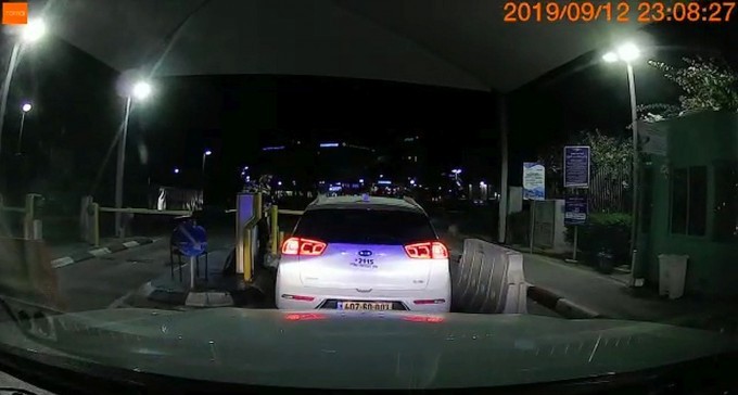 צפו בתיעוד: ניידות משטרה מפלסות דרך כדי להציל חיי תינוק