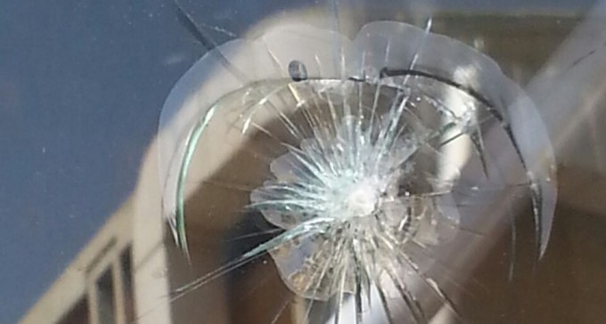 אבן נזרקה על אוטובוס, שני נערים נדקרו