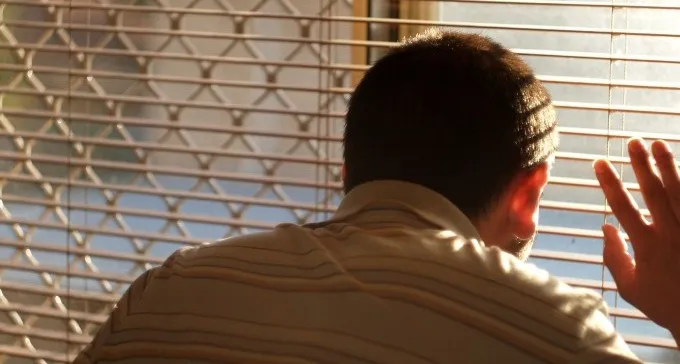 תזהרו!: מאונן סידרתי מבצע זממו בפני ילדים בשכונה ט'