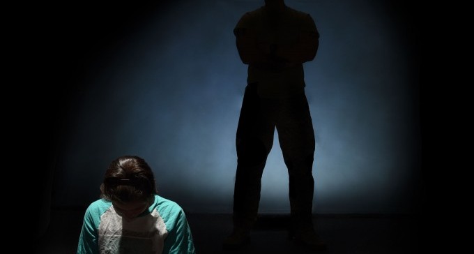 כתב אישום: בן 49 התעלל ואנס משך שנים את בתו הקטינה