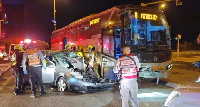 באר שבע: אוטובוס מחץ רכב פרטי, פצועים פונו מהזירה