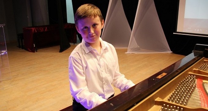 דניאל פיינשטיין בן ה-11 מב''ש - זכה בתחרות לפסנתרנים צעירים