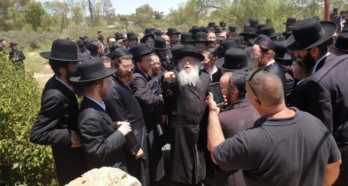 דווקא בט' באב: עשרות חסידי גור בערד פלשו למקלט הצופים