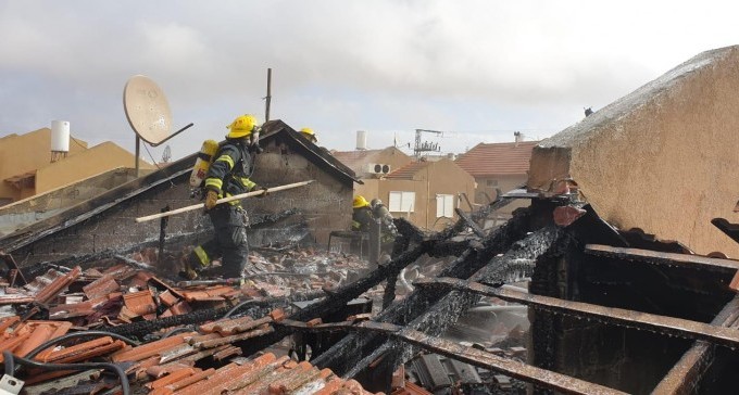 צפו: שני ילדים חולצו מבית בוער בדימונה