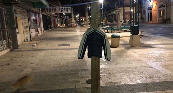 רפאל כהן, האיש עם הלב הרחב, שתולה מעילים לדרי הרחוב