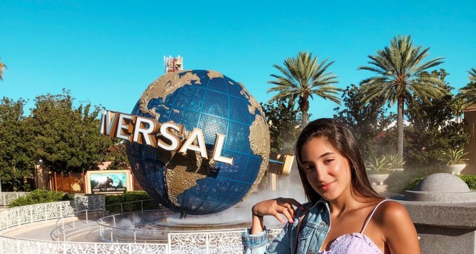 רק בת 18 וחצי וכבר מעצבת קולקציית טישרטים מרשימה