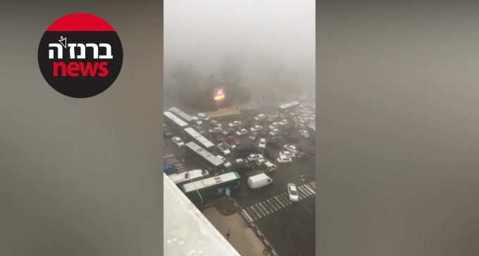 צפו: כמדי שנה - קצת גשם, פקק ענקי בצומת קניון הנגב