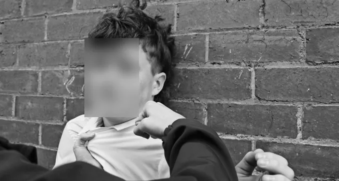 אלימות בפלח 7: בן 16 מתראבין שדד באיומים 3 נערים