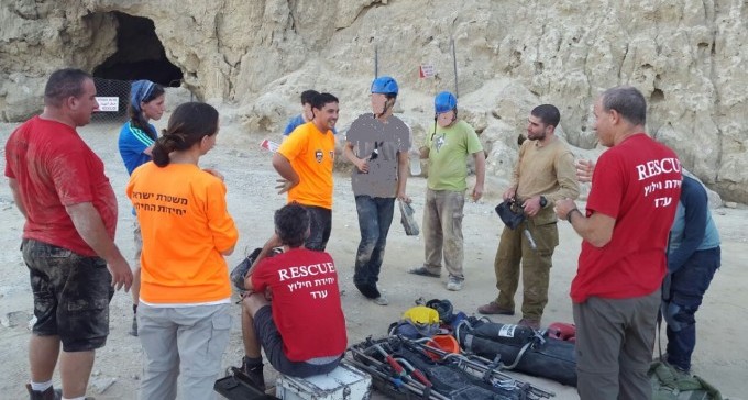 כמעט בילו את השבת במערה שקרסה